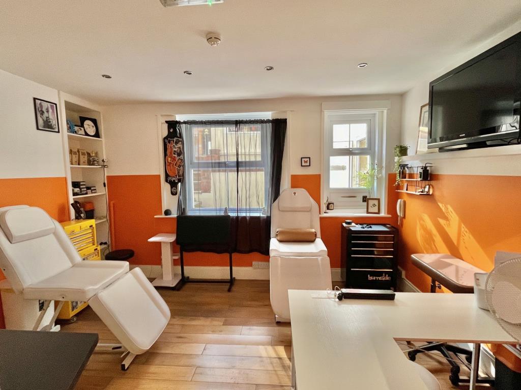 Lot: 36 - FREEHOLD COMMERCIAL AND RESIDENTIAL INVESTMENT IN CENTRAL LOCATION - Room on lower ground floor front